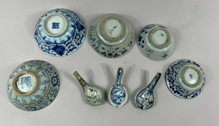 VIETNAM, BLEU DE HUE - Ensemble de cinq bols et trois cuillières en porcelaine…