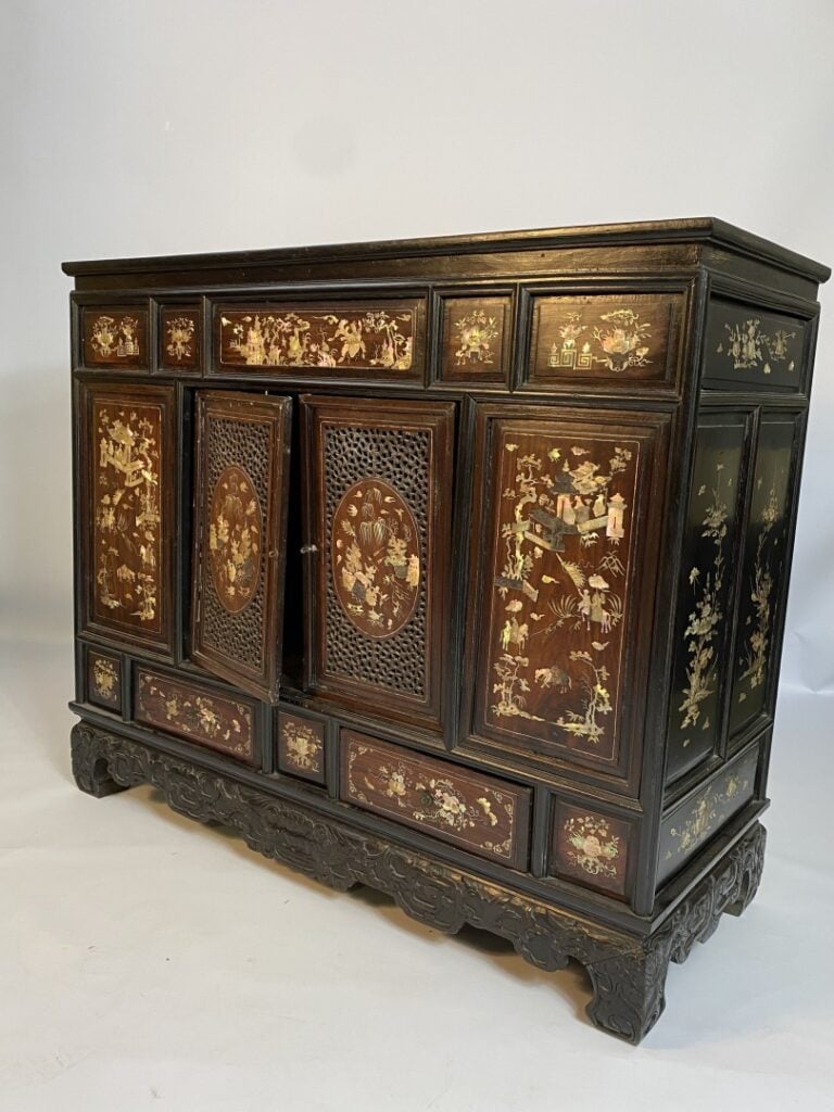 VIETNAM - Cabinet en bois noirci avec incrustation de nacre. Il ouvre à deux va…