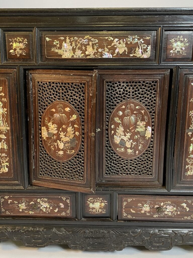 VIETNAM - Cabinet en bois noirci avec incrustation de nacre. Il ouvre à deux va…
