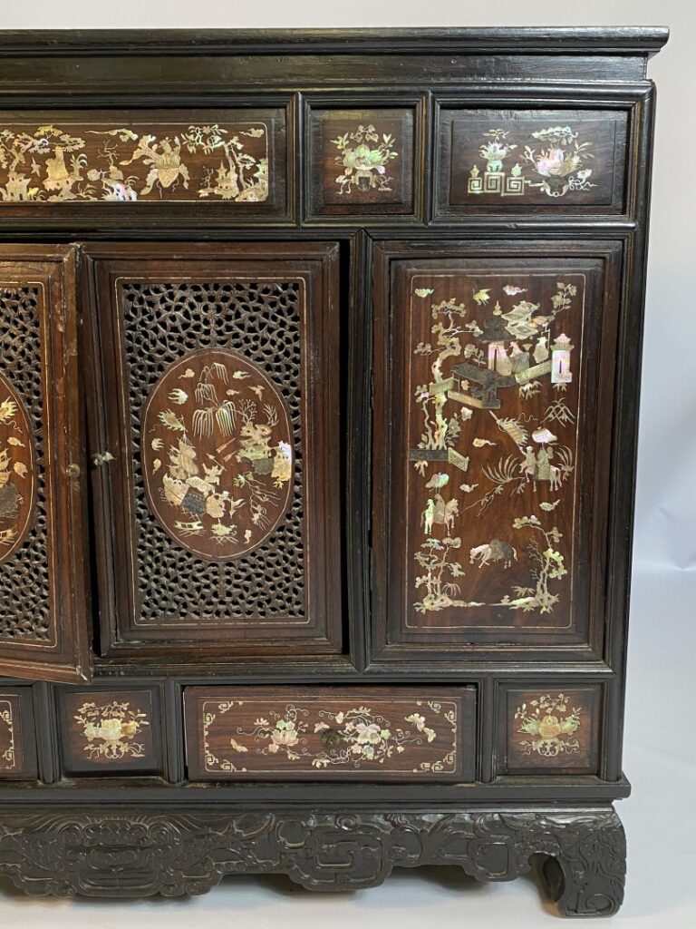 VIETNAM - Cabinet en bois noirci avec incrustation de nacre. Il ouvre à deux va…