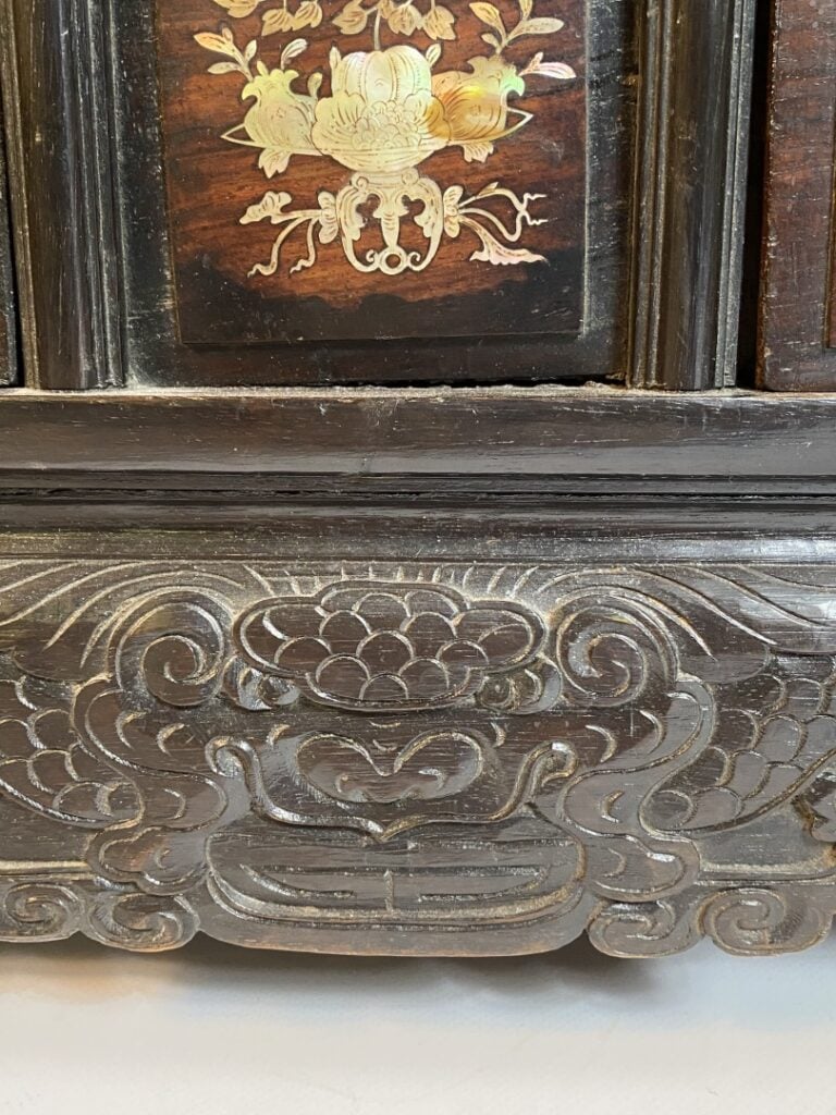 VIETNAM - Cabinet en bois noirci avec incrustation de nacre. Il ouvre à deux va…