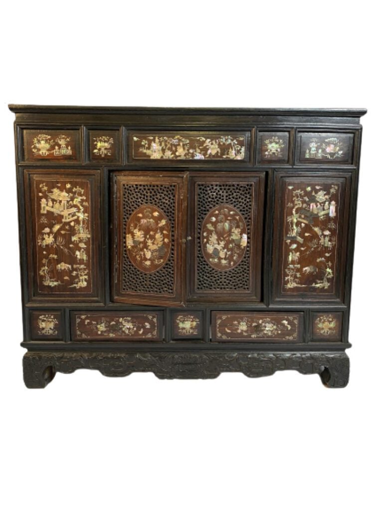 VIETNAM - Cabinet en bois noirci avec incrustation de nacre. Il ouvre à deux va…