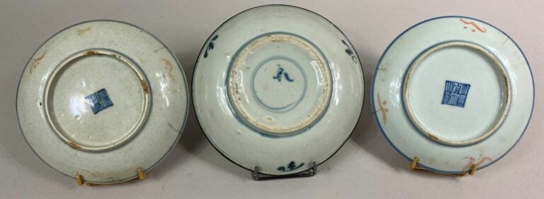 VIETNAM - Ensemble de trois assiettes en porcelaine émaillée comprenant une pai…