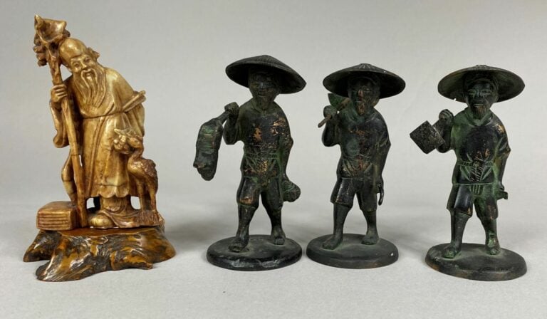 VIETNAM ET CHINE, XXe siècle - Ensemble de trois paysans en bronze - On y joint…