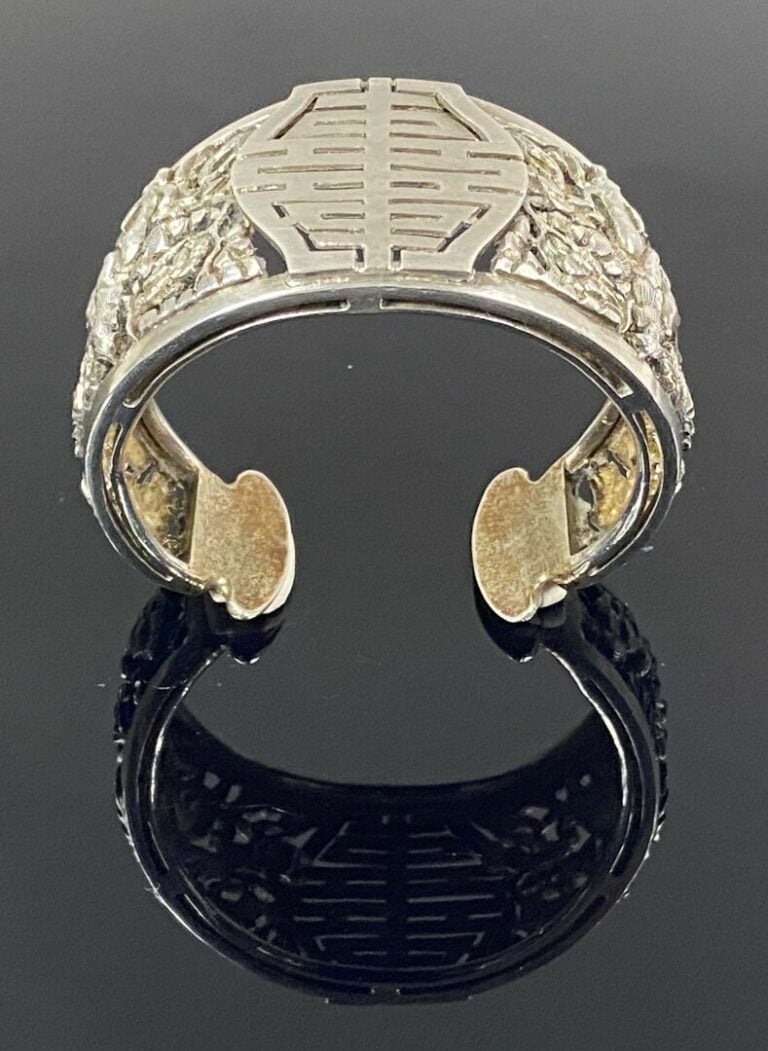 VIETNAM / INDOCHINE - Bracelet manchette en argent (min. 800) à décor ajouré de…