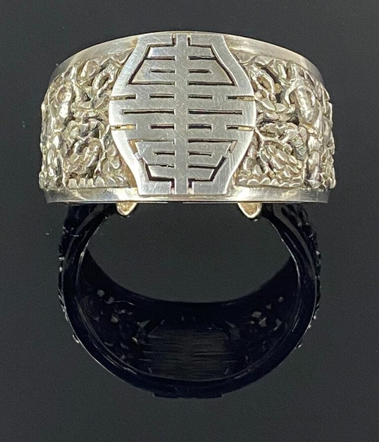 VIETNAM / INDOCHINE - Bracelet manchette en argent (min. 800) à décor ajouré de…