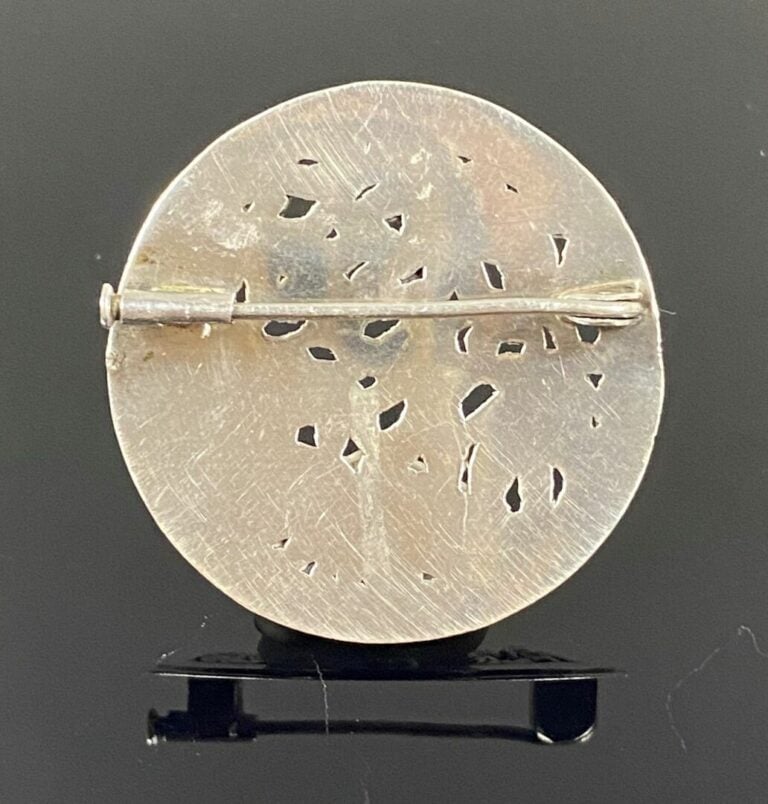 VIETNAM / INDOCHINE - Broche ronde en argent (min 800) )à décor ajouré d'un pay…