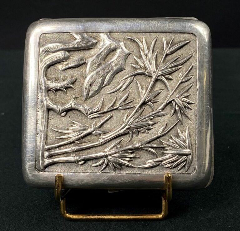 VIETNAM/INDOCHINE - Etui en argent (min. 800) à décor en repoussé d'un dragon v…