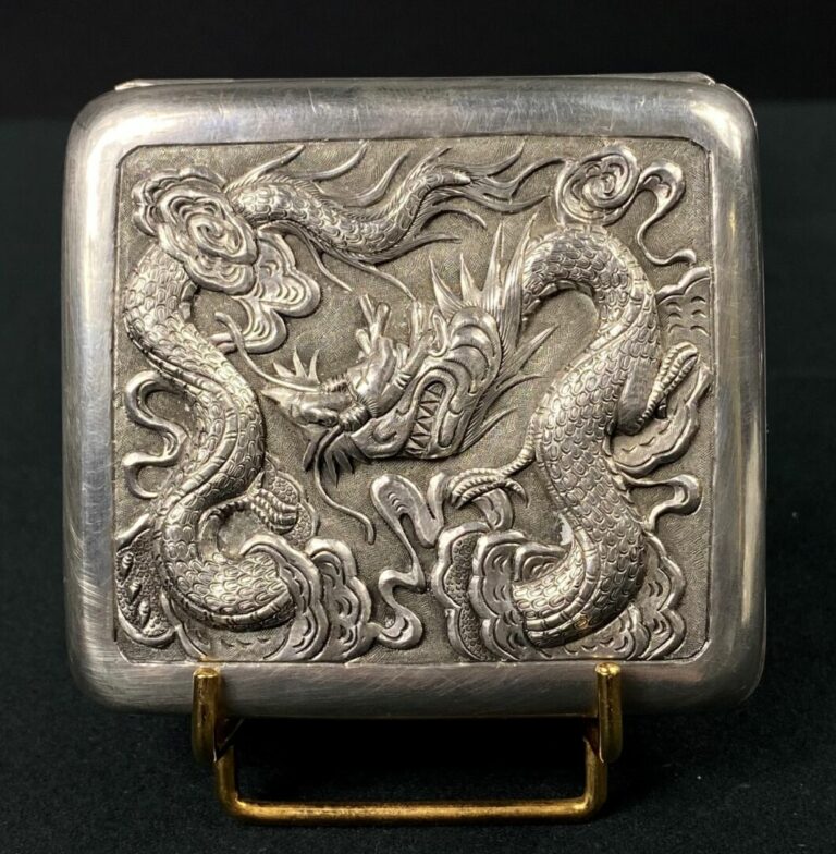 VIETNAM/INDOCHINE - Etui en argent (min. 800) à décor en repoussé d'un dragon v…