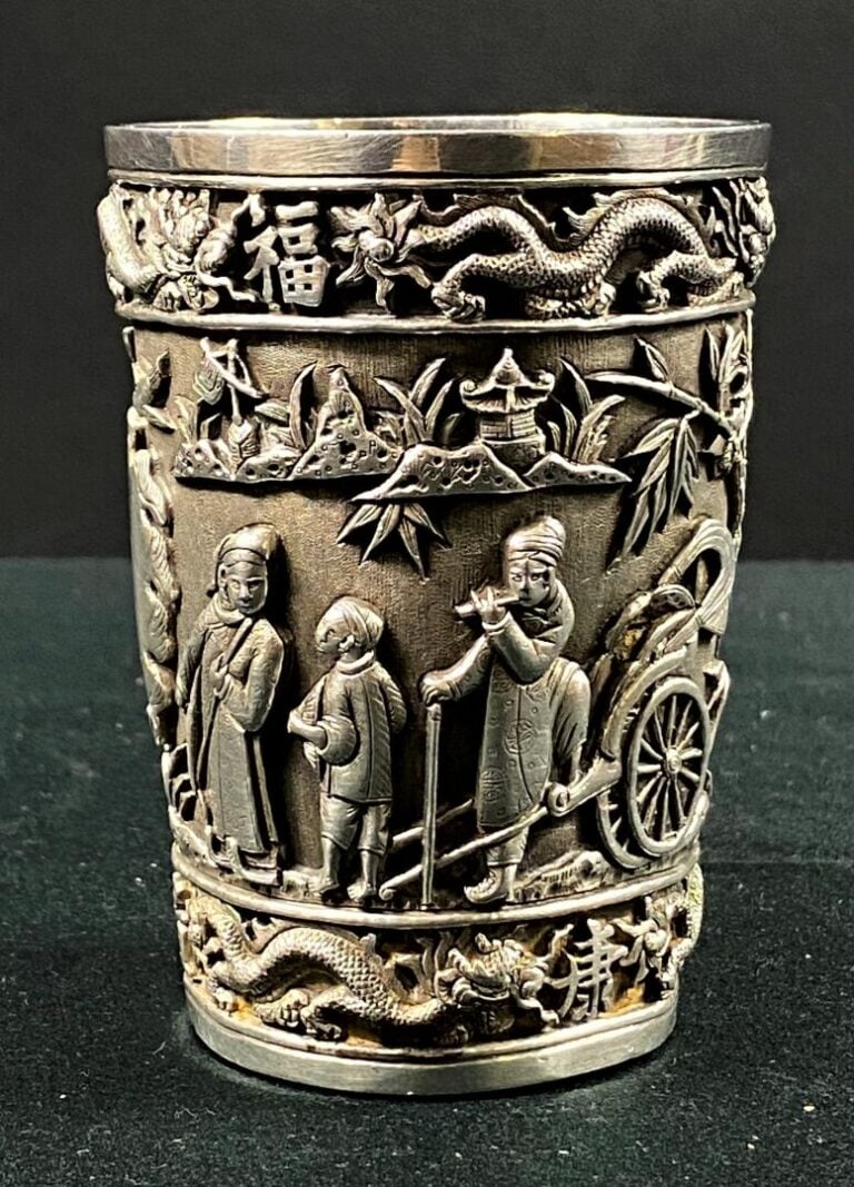 VIETNAM/INDOCHINE - Grande timbale légèrement tronconique en argent (min. 800)…