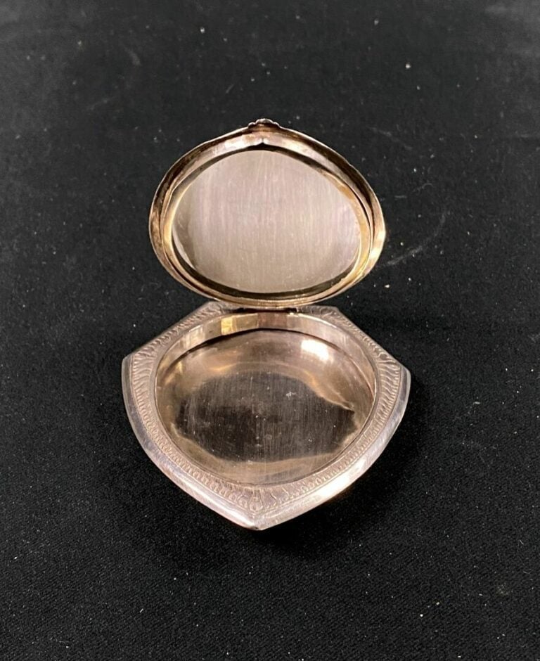 VIETNAM/INDOCHINE - Petit miroir de poche en argent (min. 800) à décor ciselé e…