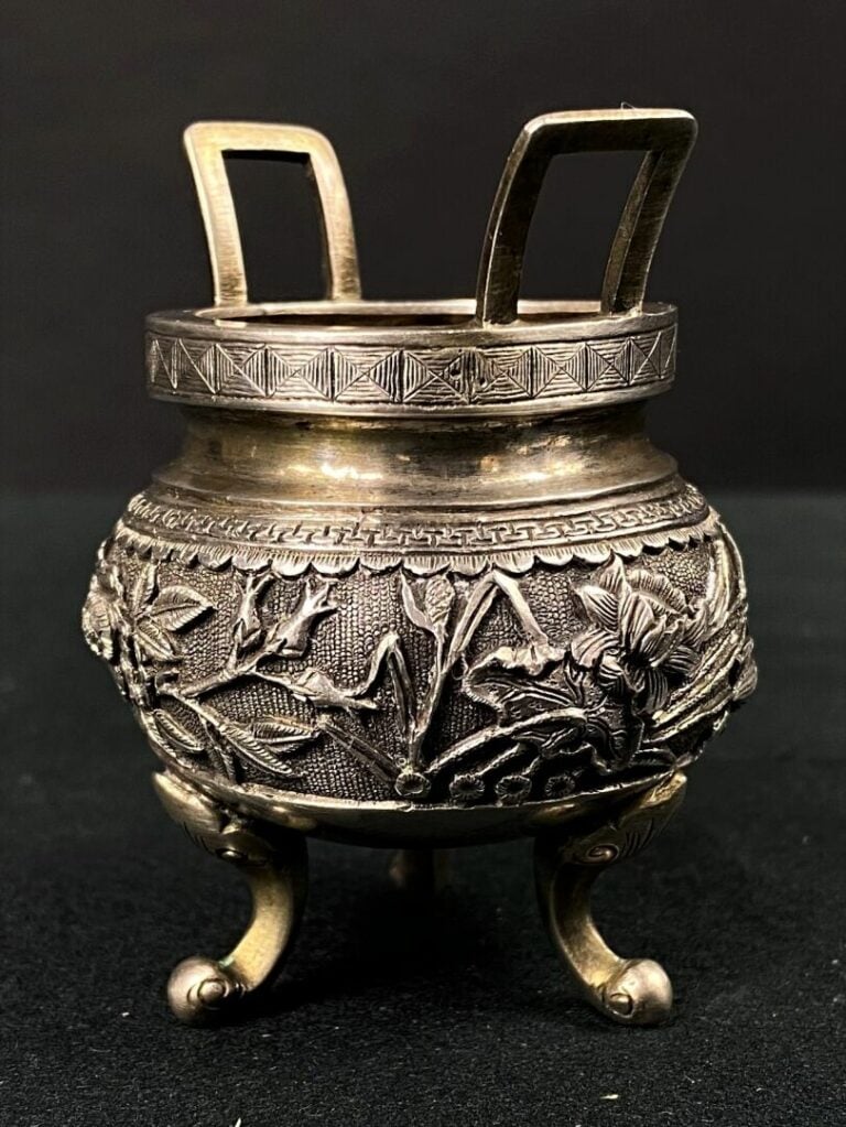 VIETNAM/INDOCHINE - Petit pot tripode en argent (min.800) sculpté à décor en ba…