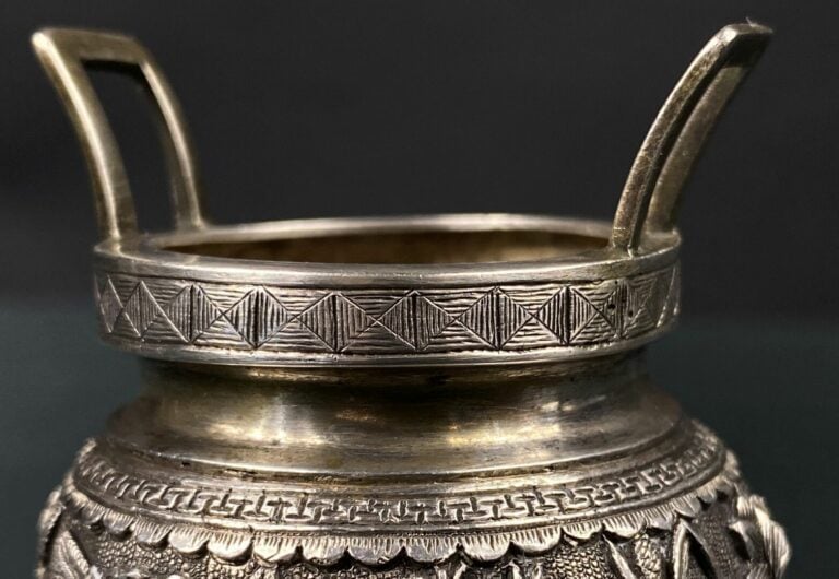 VIETNAM/INDOCHINE - Petit pot tripode en argent (min.800) sculpté à décor en ba…