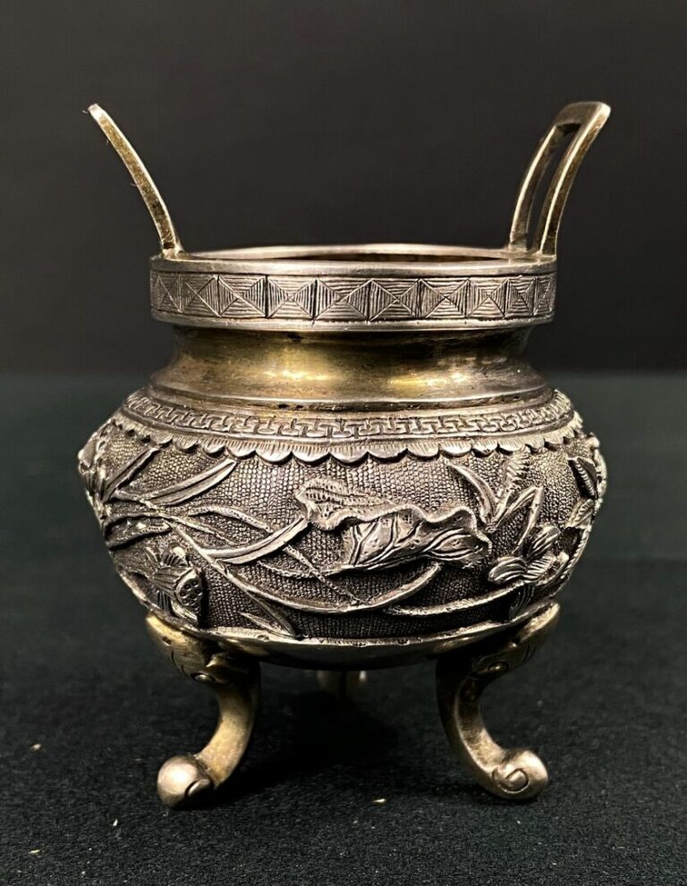 VIETNAM/INDOCHINE - Petit pot tripode en argent (min.800) sculpté à décor en ba…
