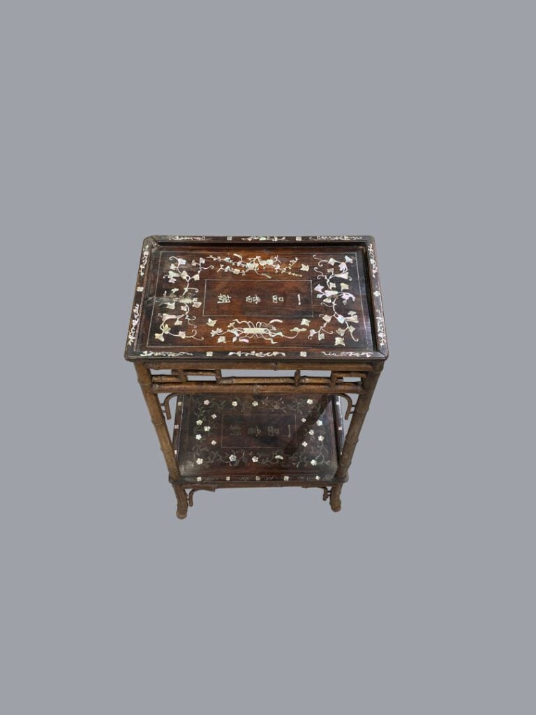 VIETNAM / INDOCHINE - Petite table d'appoint en bois et bambou ave des incrusta…