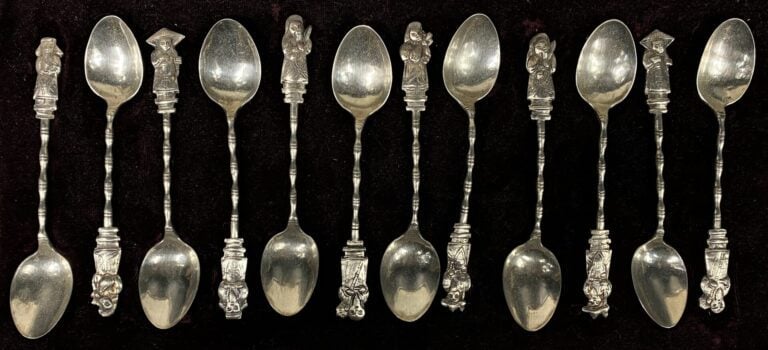 VIETNAM/INDOCHINE - Suite de douze cuillères en argent (min. 800) sculpté à déc…
