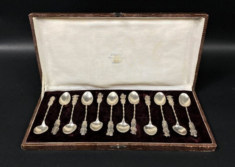 VIETNAM/INDOCHINE - Suite de douze cuillères en argent (min. 800) sculpté à déc…