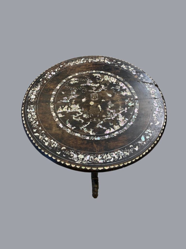 VIETNAM / INDOCHINE - Table à thé en bois sculpté avec incrustations de nacre.…