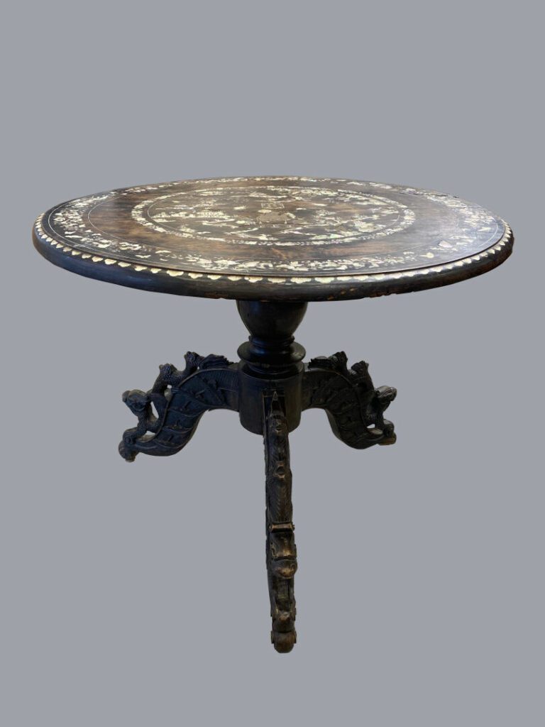 VIETNAM / INDOCHINE - Table à thé en bois sculpté avec incrustations de nacre.…