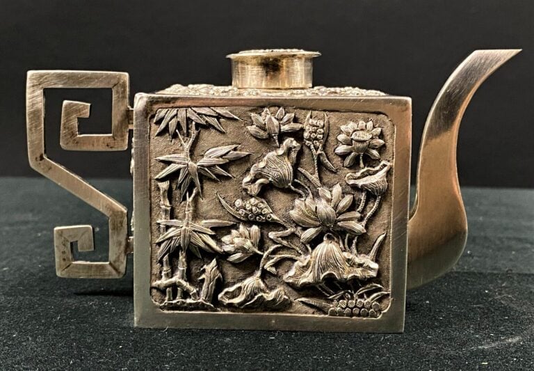 VIETNAM/INDOCHINE - Théière en argent (min. 800) sculpté à décor en bas-relief…