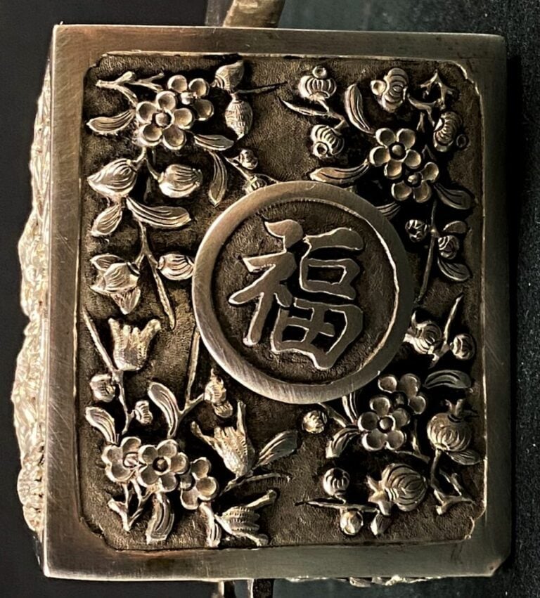 VIETNAM/INDOCHINE - Théière en argent (min. 800) sculpté à décor en bas-relief…