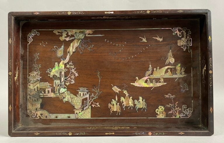 VIETNAM - Plateau de lettré en bois avec incrustations de nacre à décor d'une p…