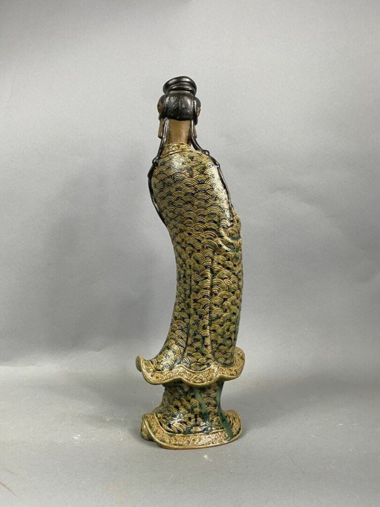 VIETNAM - Statue en grès émaillé polychrome, dans le style Bien Hoa, représenta…