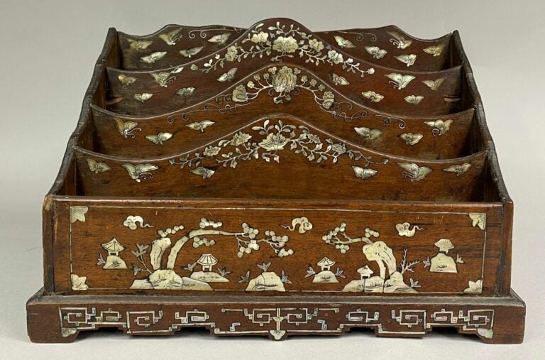 VIETNAM - Trieur à quatre compartirments en bois avec incrustations de nacre à…