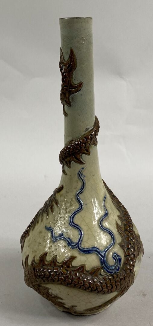 VIETNAM - Vase bouteille en grès émaillée craquelée sur fond crème à décor d'un…