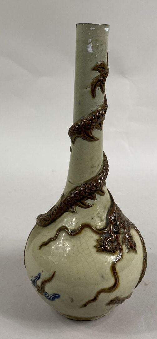 VIETNAM - Vase bouteille en grès émaillée craquelée sur fond crème à décor d'un…