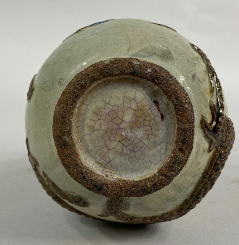VIETNAM - Vase bouteille en grès émaillée craquelée sur fond crème à décor d'un…