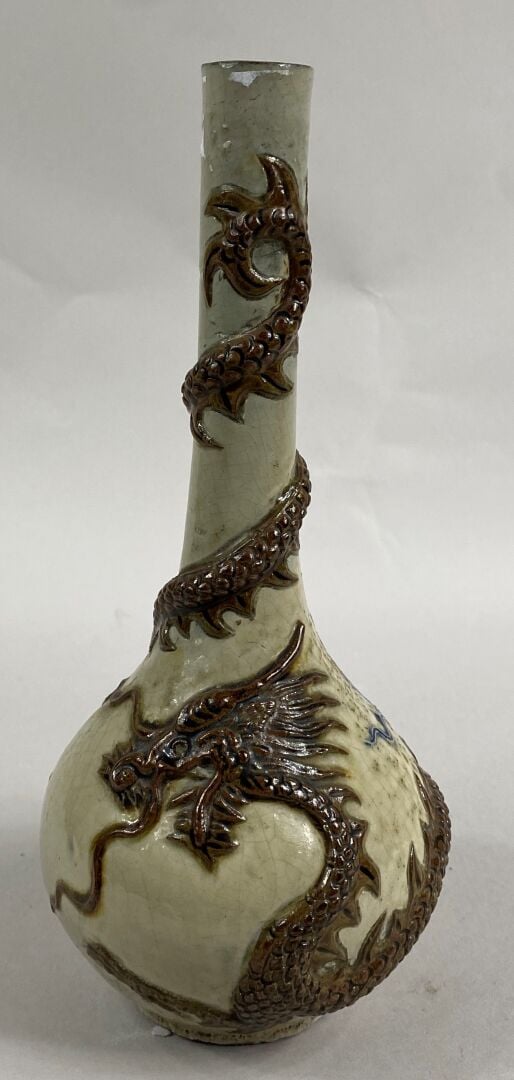 VIETNAM - Vase bouteille en grès émaillée craquelée sur fond crème à décor d'un…