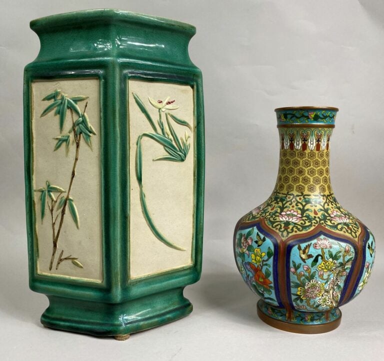 VIETNAM - Vase en grès émaillé sur fond vert à décor en léger relief de brancha…