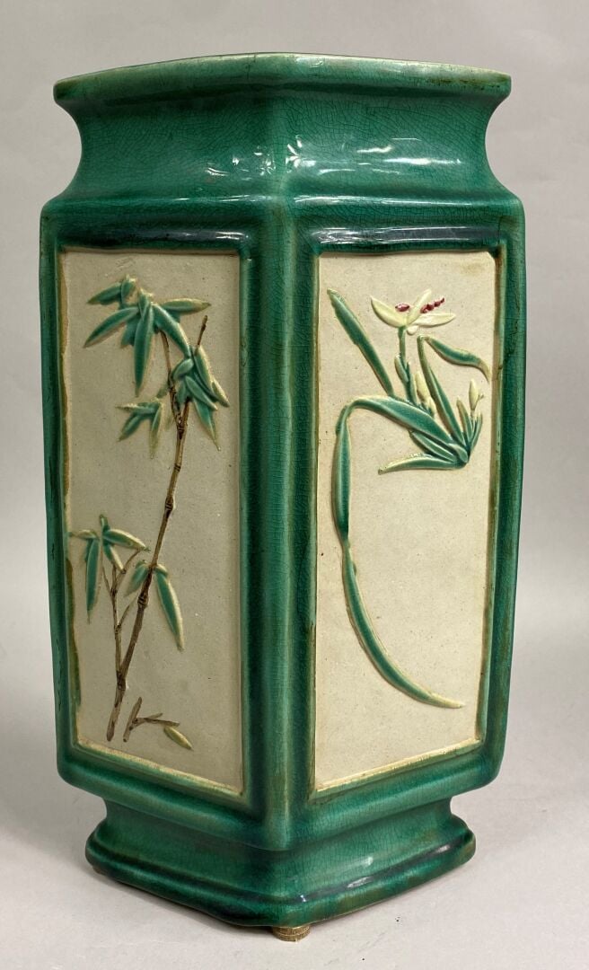 VIETNAM - Vase en grès émaillé sur fond vert à décor en léger relief de brancha…