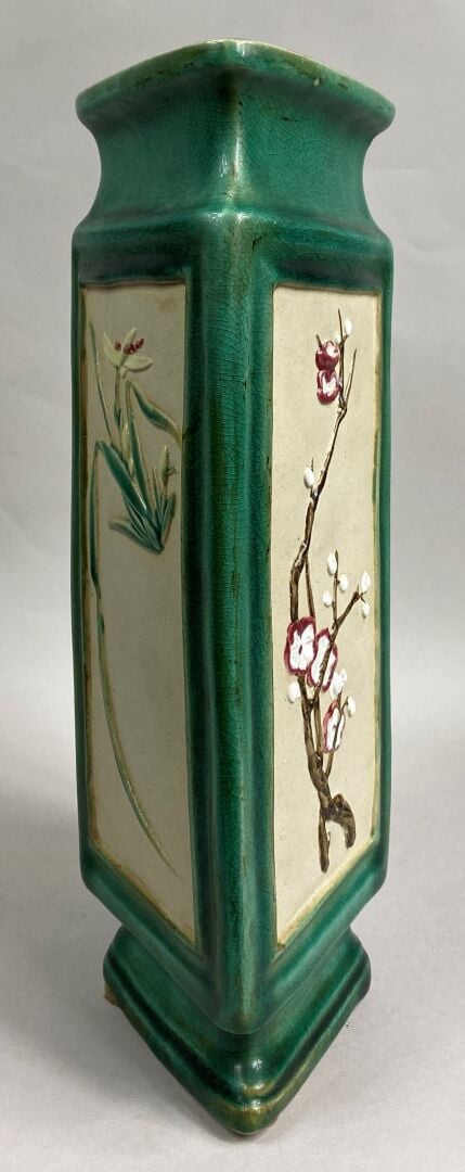VIETNAM - Vase en grès émaillé sur fond vert à décor en léger relief de brancha…