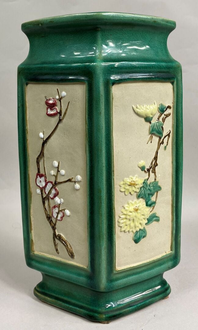 VIETNAM - Vase en grès émaillé sur fond vert à décor en léger relief de brancha…
