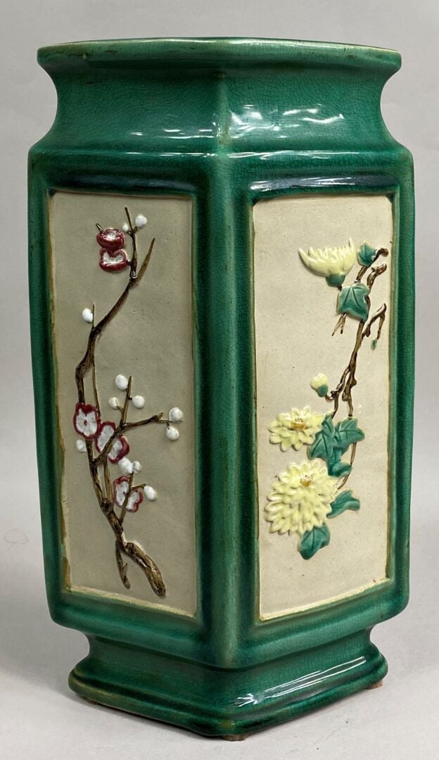 VIETNAM - Vase en grès émaillé sur fond vert à décor en léger relief de brancha…