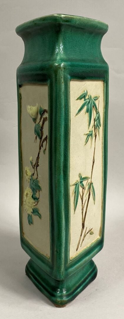 VIETNAM - Vase en grès émaillé sur fond vert à décor en léger relief de brancha…