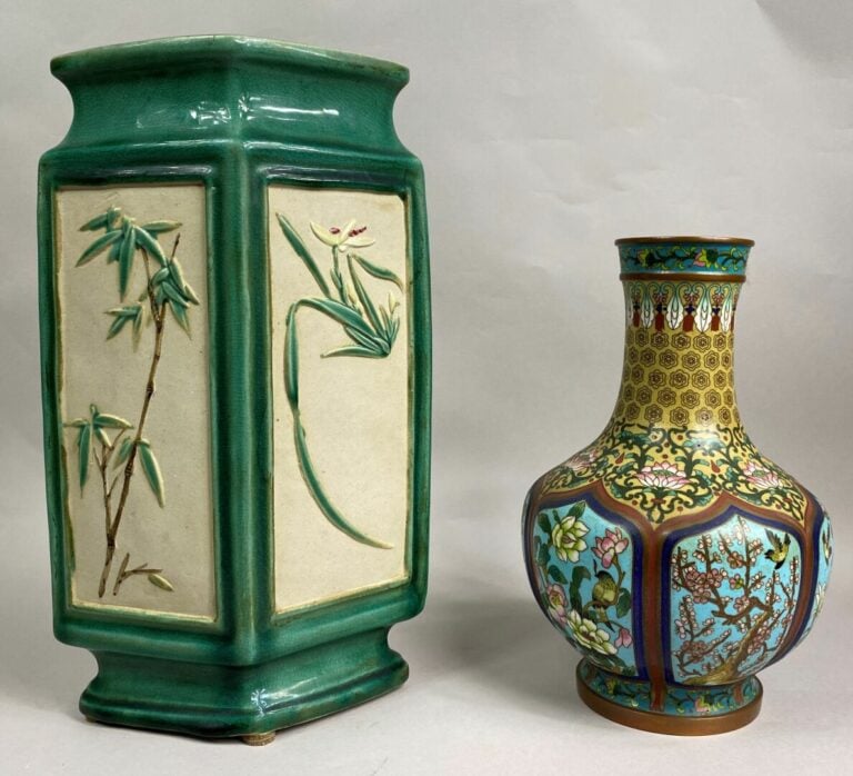 VIETNAM - Vase en grès émaillé sur fond vert à décor en léger relief de brancha…