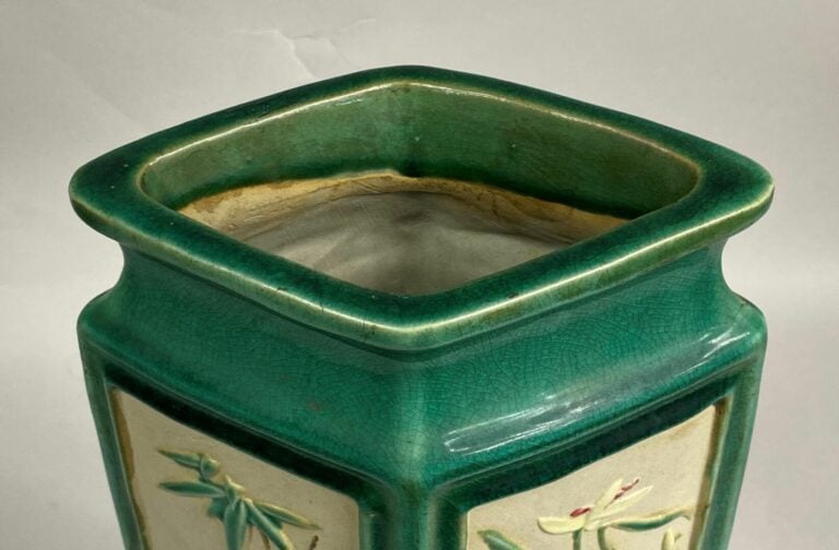 VIETNAM - Vase en grès émaillé sur fond vert à décor en léger relief de brancha…