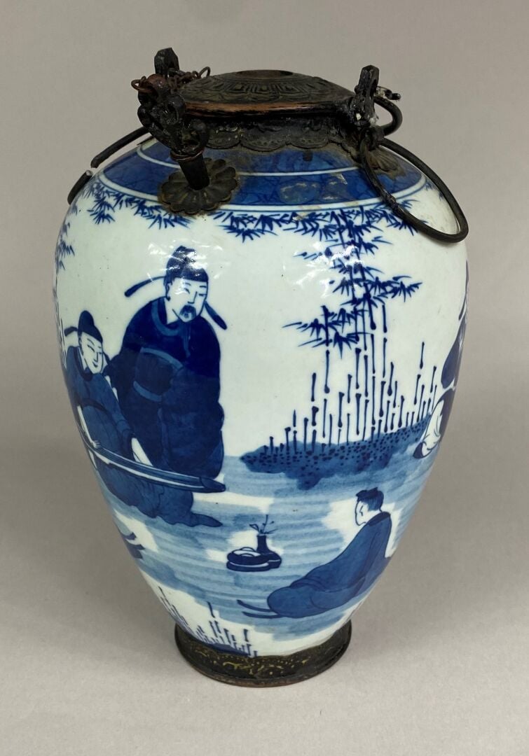 VIETNAM - Vase ovoîde en porcelaine bleu blanc à décor de personnages jouant da…