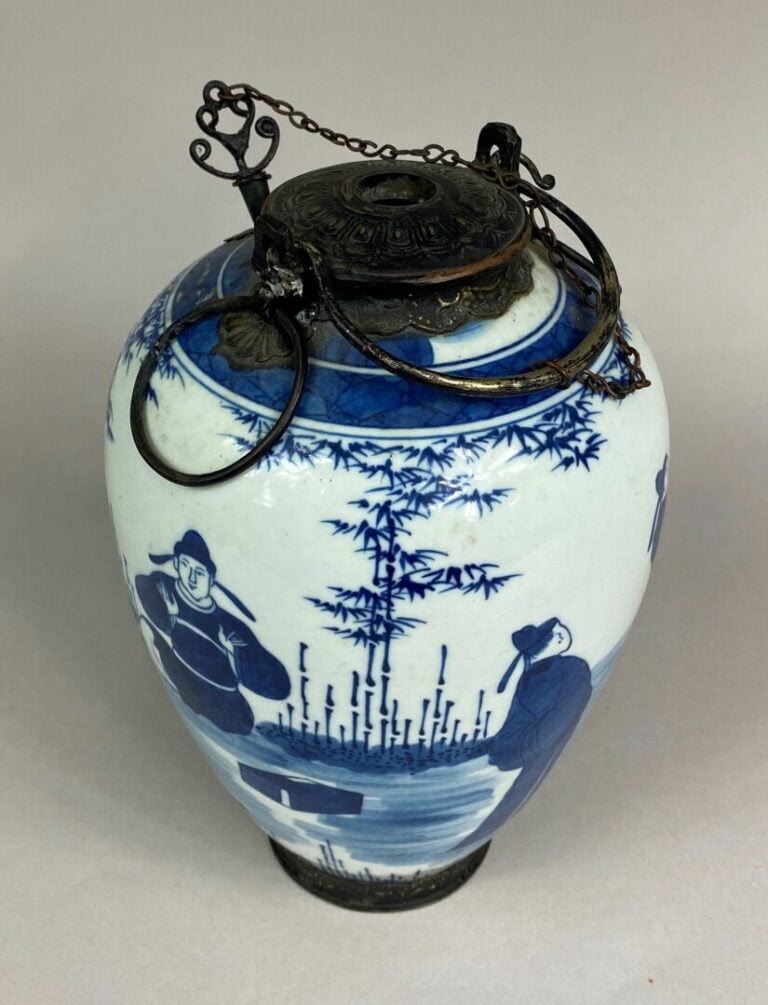 VIETNAM - Vase ovoîde en porcelaine bleu blanc à décor de personnages jouant da…