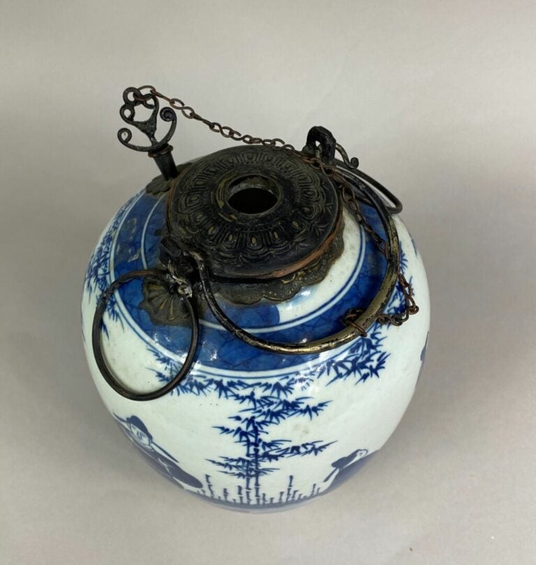 VIETNAM - Vase ovoîde en porcelaine bleu blanc à décor de personnages jouant da…