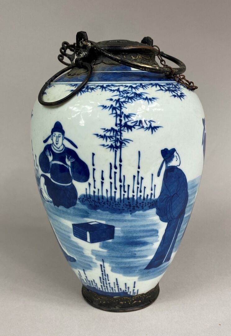 VIETNAM - Vase ovoîde en porcelaine bleu blanc à décor de personnages jouant da…