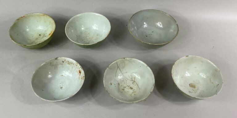 VIETNAM, XIXe - XXe siècles - Ensemble de six bols en céramique céladon. - Marq…