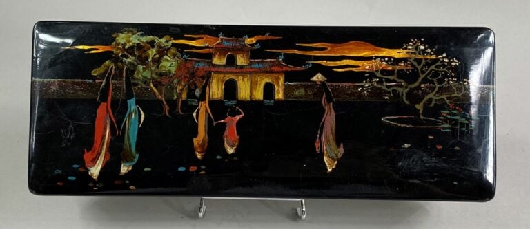VIETNAM, XXe siècle - Coffret de forme rectangulaire en bois laqué noir, le cou…