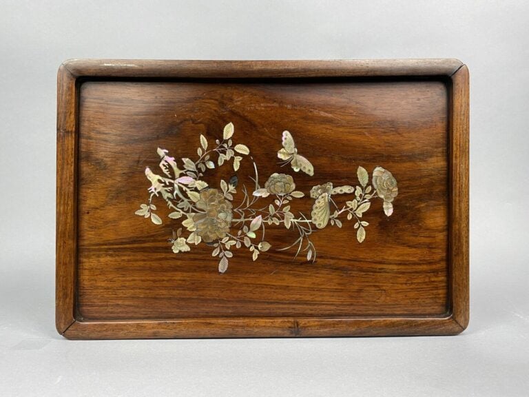 Vietnam, XXe siècle - Ensemble de panneaux en bois avec incrustation de nacre à…