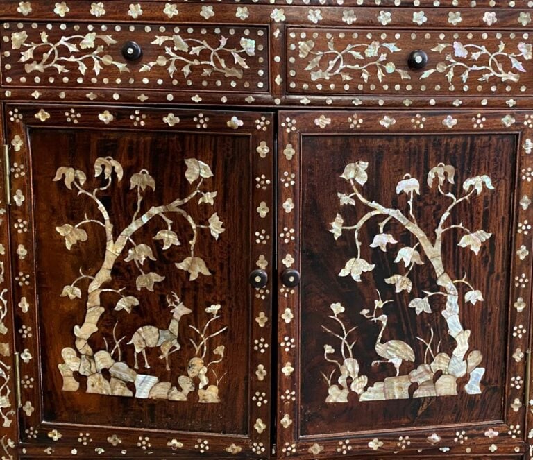 VIETNAM, XXe siècle - Grande vitrine en bois et incrustation de nacre composé d…