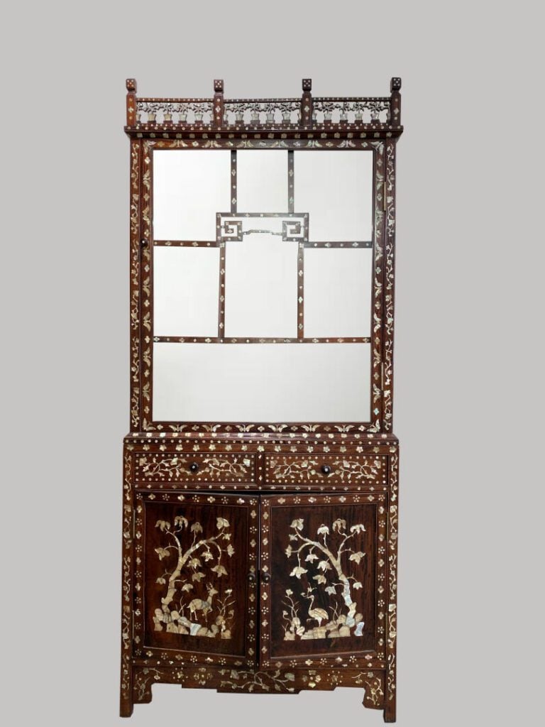 VIETNAM, XXe siècle - Grande vitrine en bois et incrustation de nacre composé d…