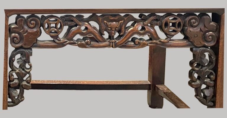 VIETNAM, XXe siècle - Paire de fauteuils en bois sculpté et ajouré, assise en m…
